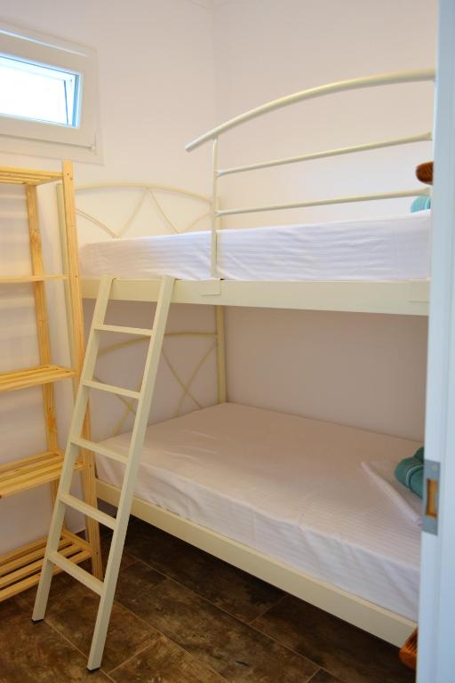 Palanda nebo palandy na pokoji v ubytování Kartalia apartment