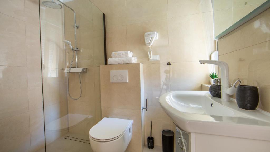 Koupelna v ubytování Rooms & Apartments Toni