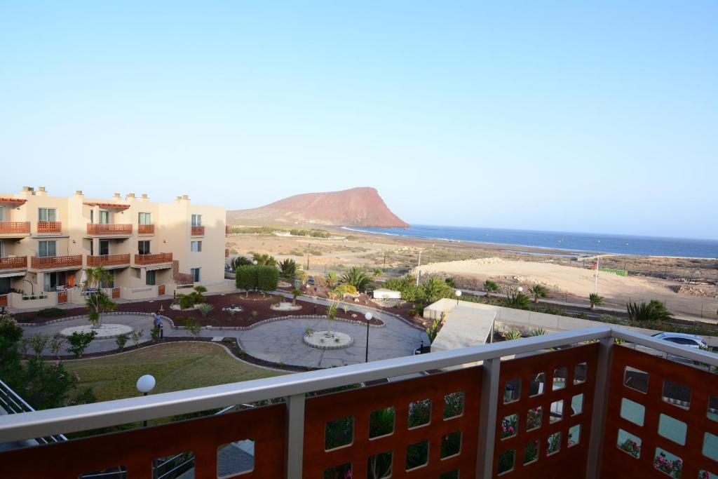vistas al océano desde el balcón de un edificio en Luxury Apartament Calle Pizarro Tenerife en La Mareta