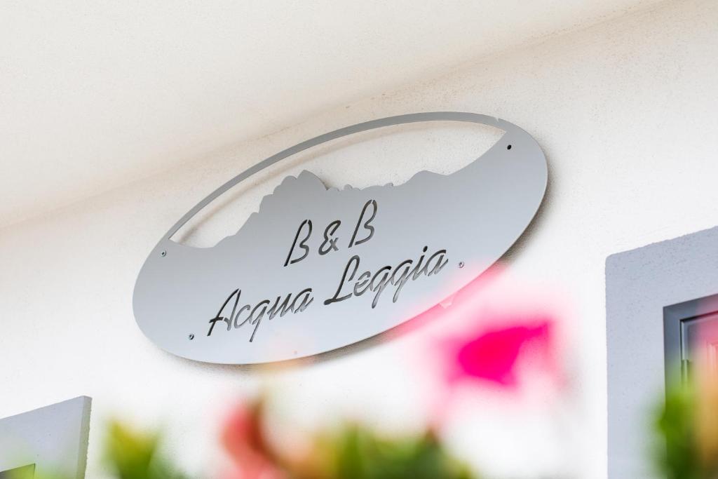 Un signe qui dit être un leader anxieux accroché à un mur dans l'établissement Acqua Leggia, à Agerola