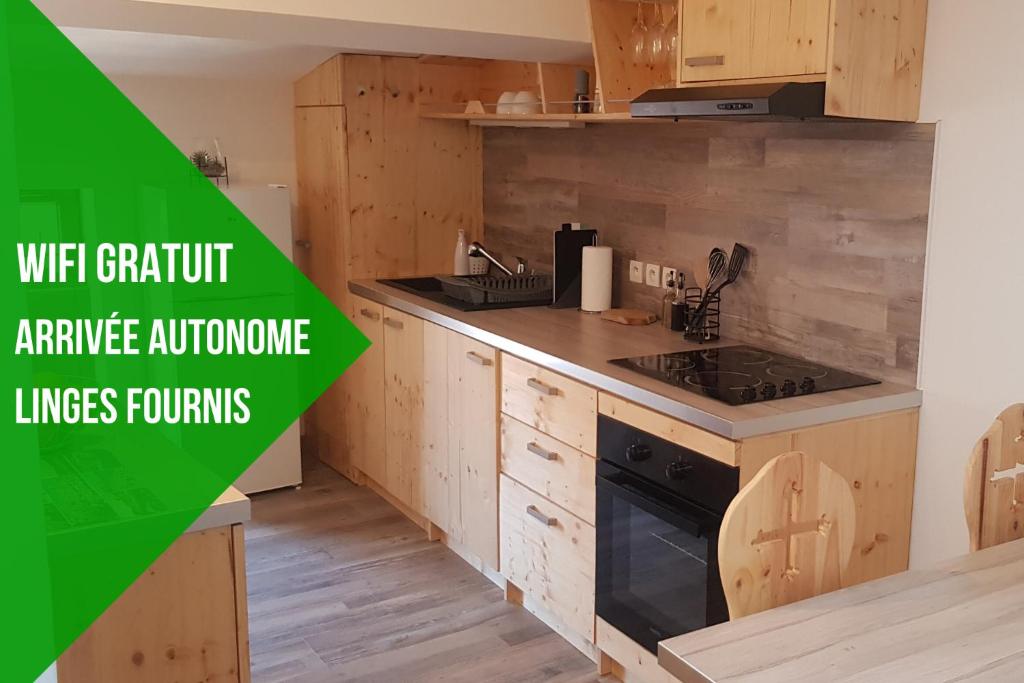 une image d'une cuisine avec un revêtement vert dans l'établissement ~☆ T2 Les Pins du Midi - AGDEBNB ☆~, à Agde