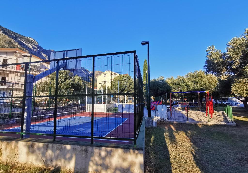 Tenis a/nebo squash v ubytování Apartmani "Allegro" nebo okolí