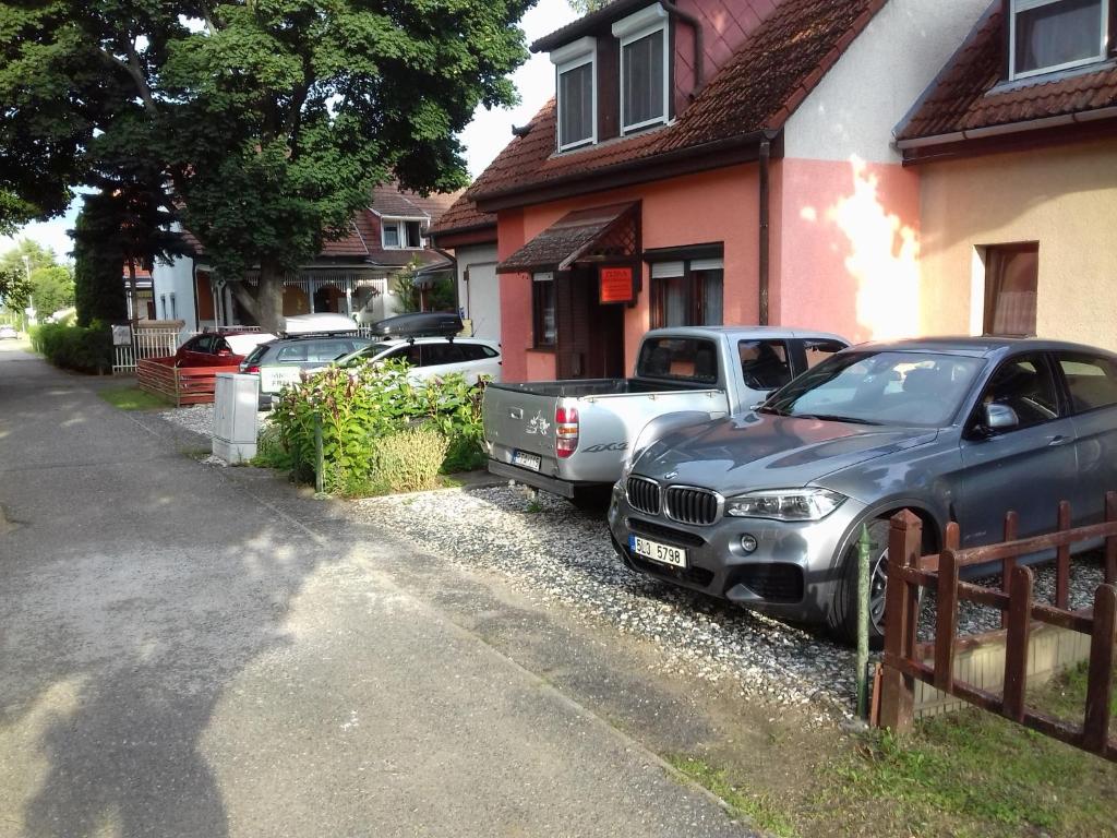 um par de carros estacionados em frente a uma casa em Petra Vendégház em Bük