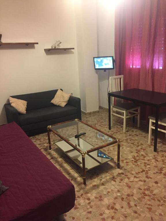 - un salon avec un canapé, une table et une télévision dans l'établissement Apartamento en San Miguel, à Jerez de la Frontera