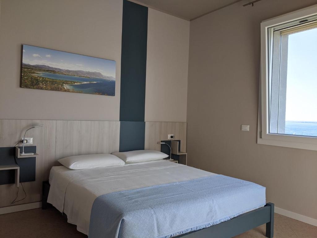 1 dormitorio con cama y ventana en Villa Molino, en Moniga del Garda