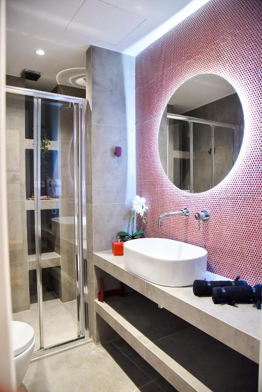 Kúpeľňa v ubytovaní CentraL44 OMG Casual Suite-Ermou view