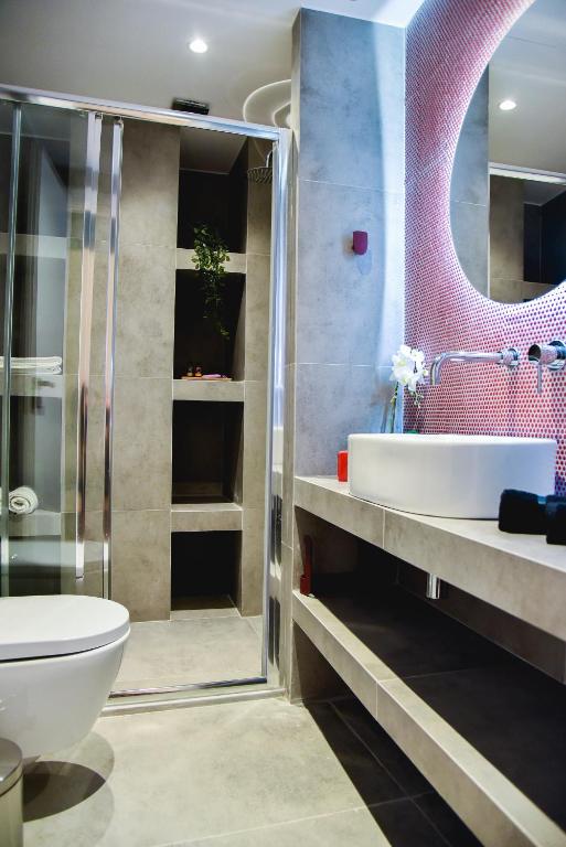 Kúpeľňa v ubytovaní CentraL44 OMG Casual Suite-Ermou view