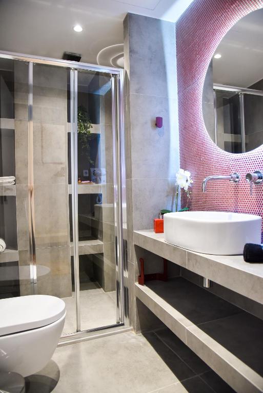 Kúpeľňa v ubytovaní CentraL44 OMG Casual Suite-Ermou view
