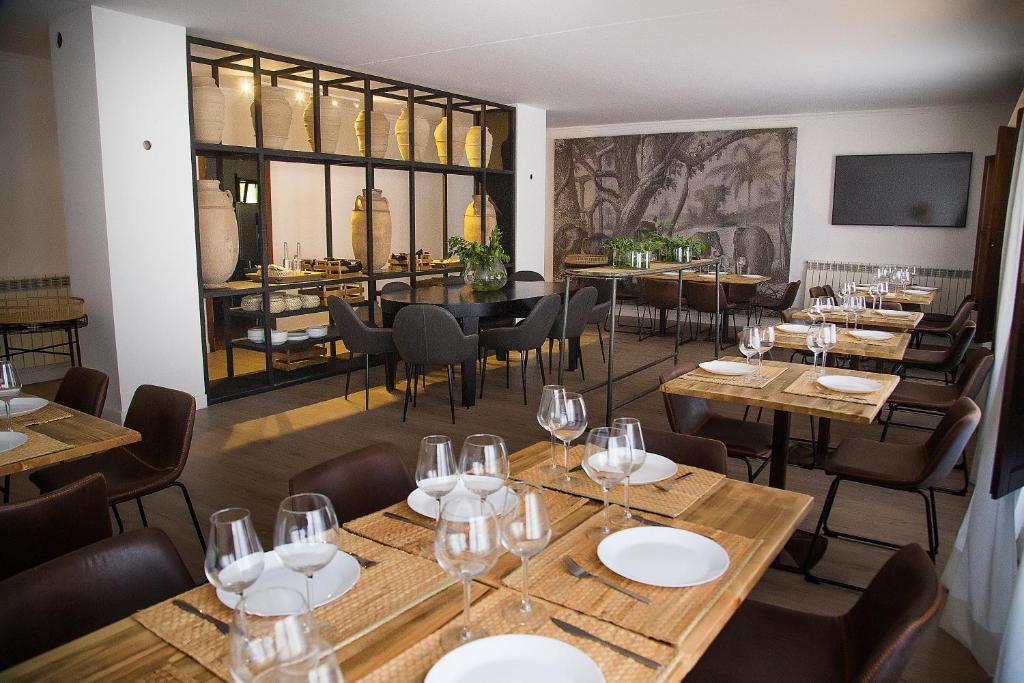 een eetkamer met houten tafels en stoelen bij Hotel El Molino in Monreal del Campo