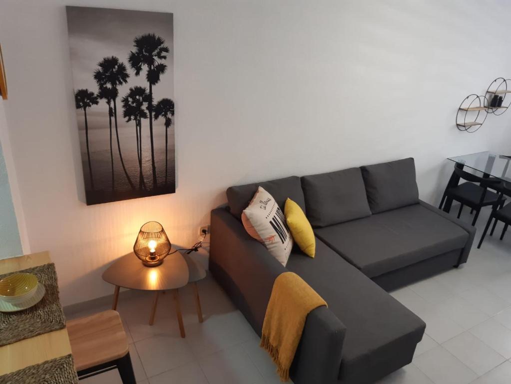 - un salon avec un canapé et une table dans l'établissement lovely apart 3 minutes to the beach, à Torrevieja