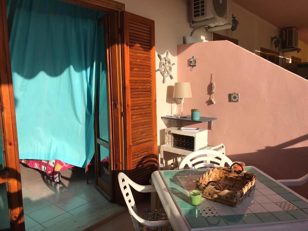 stół z torbą w pokoju w obiekcie CASA IL TRAMONTO w mieście San Nicola Arcella