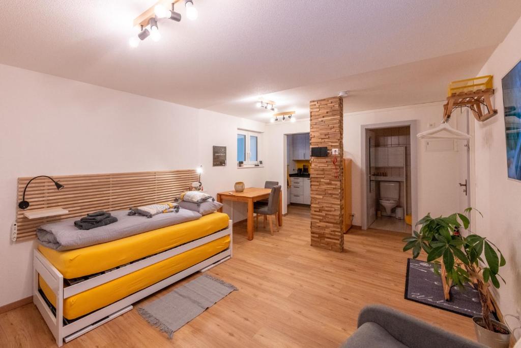 una camera con letto e un soggiorno di Ambassador Yellow Home a Grächen