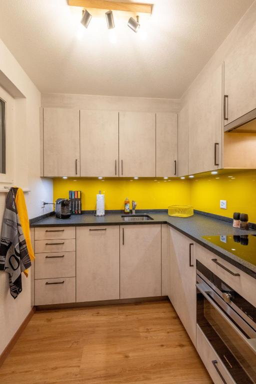 Cucina o angolo cottura di Ambassador Yellow Home