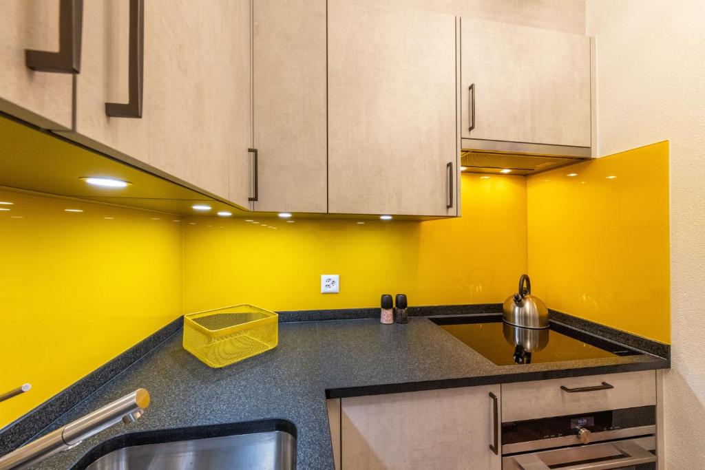 Cucina o angolo cottura di Ambassador Yellow Home