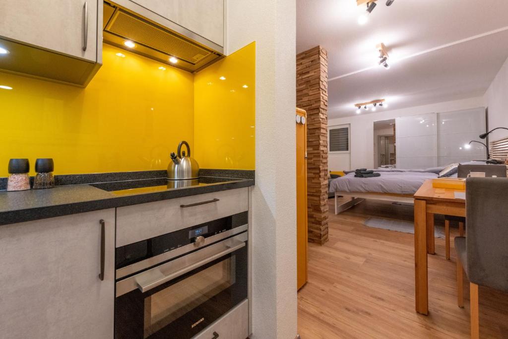 Cucina o angolo cottura di Ambassador Yellow Home