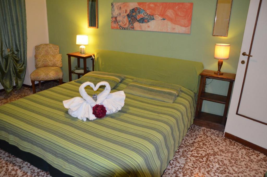 a hotel room with a bed with two white towels at Green Quercia Apartment in Como