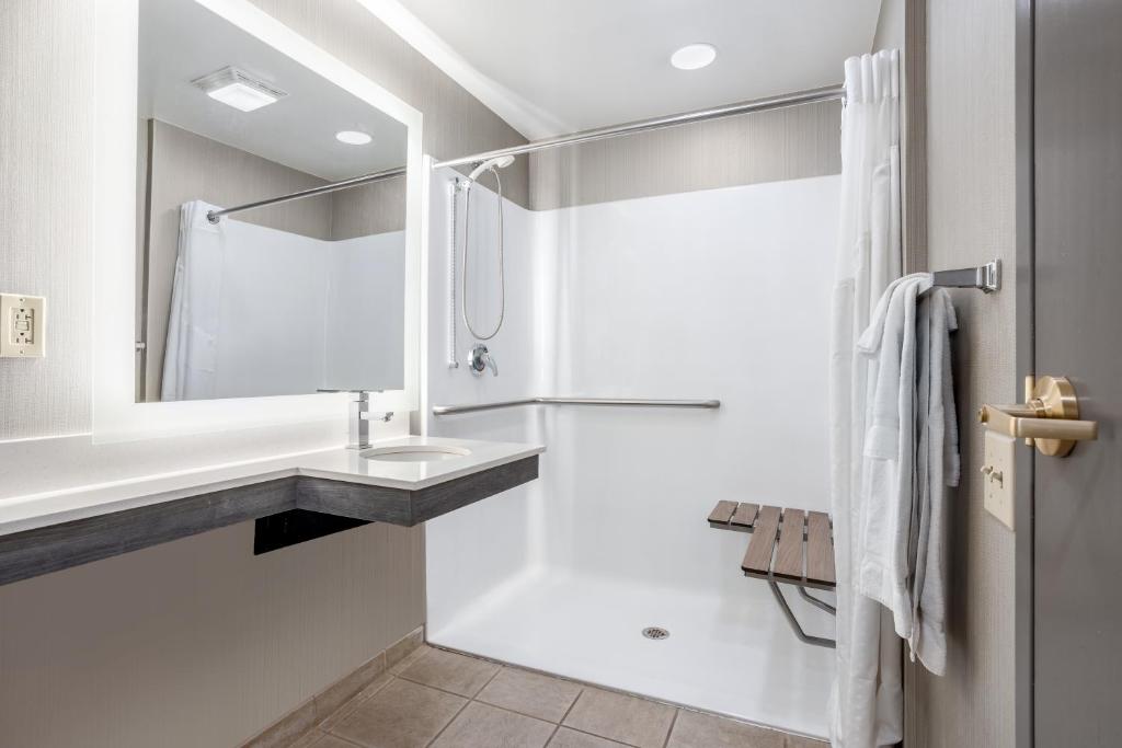 Holiday Inn Lafayette-City Centre, an IHG Hotel - Rala Queen Estándar Con Dos Camas Queen Y Ducha Accesible