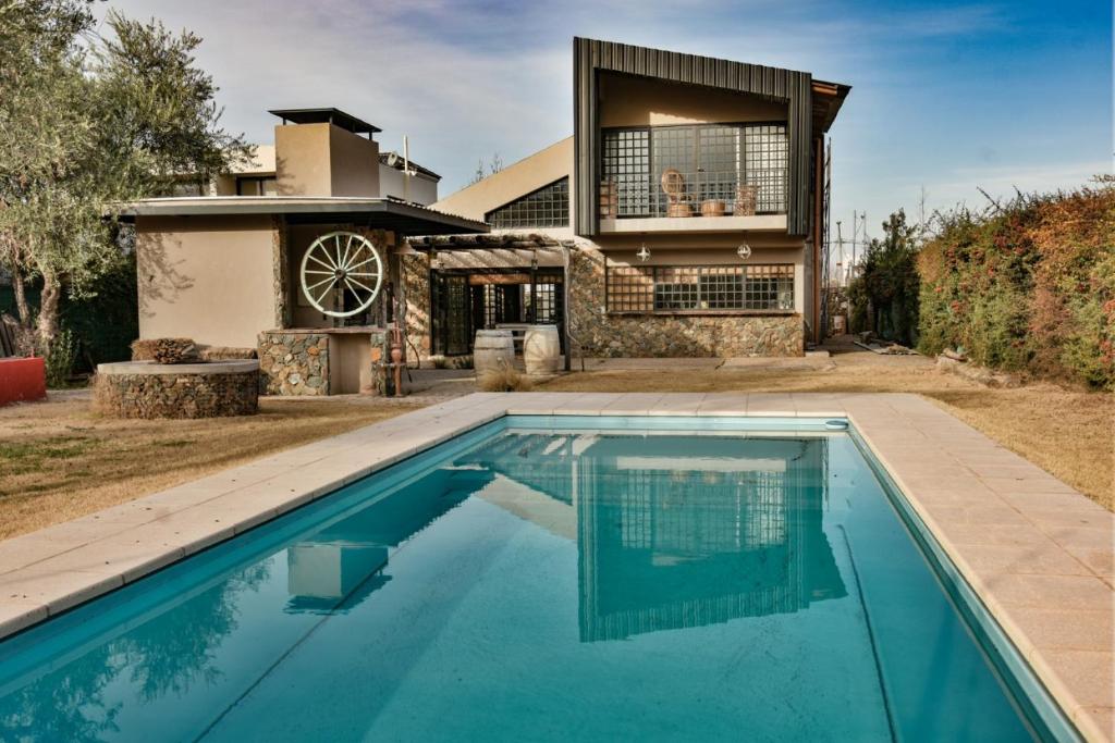 a swimming pool in front of a house at CASA DISTINTA in Mendoza