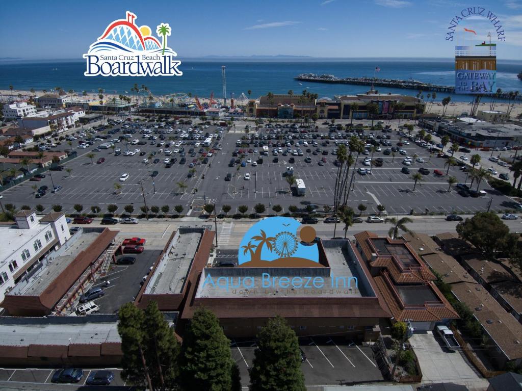 uma vista aérea de um parque de estacionamento num resort em Aqua Breeze Inn em Santa Cruz