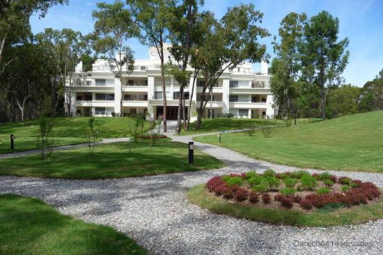 un edificio con jardín frente a un edificio en Green Park Punta 2 en Punta del Este