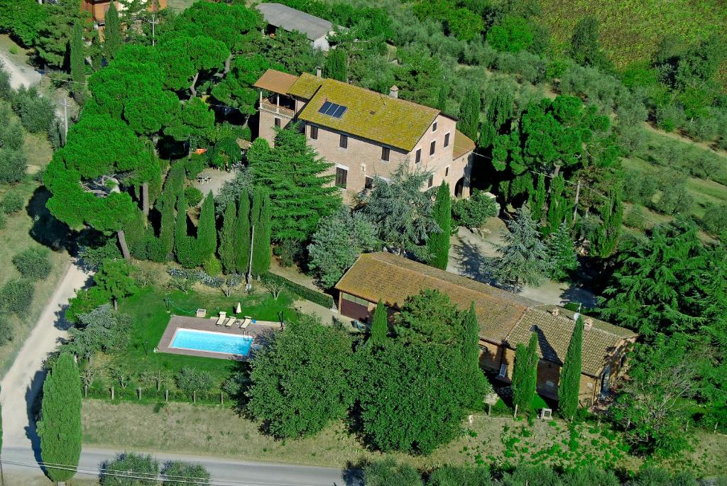 an aerial view of a house with a swimming pool at Villa Farnetina in Cortona