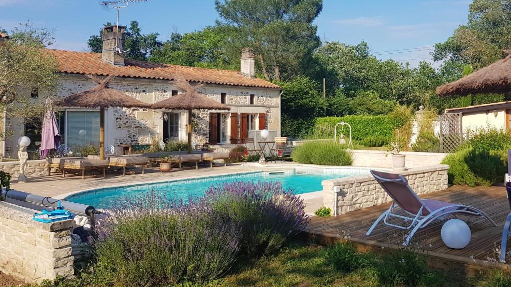 uma casa com piscina num quintal em Maison d'une chambre avec piscine partagee et wifi a Bussac Foret em Bussac-Forêt