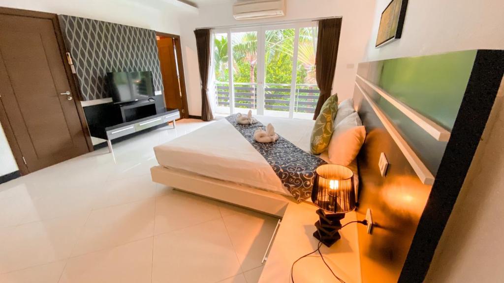 TV a/nebo společenská místnost v ubytování Hidden Palm Pool Villas