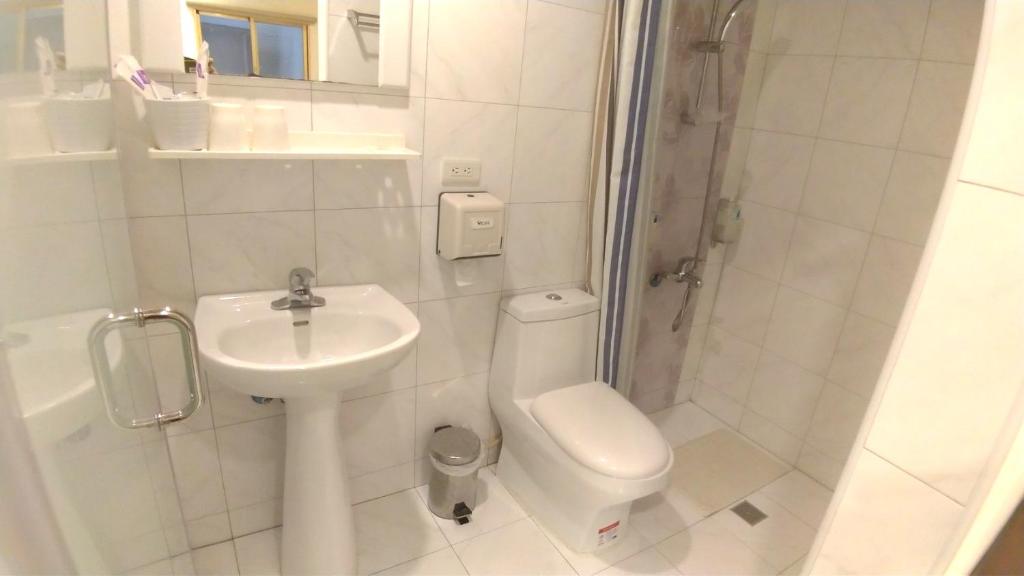 a bathroom with a sink and a toilet and a shower at Kenting Heng-Chung Art Hostel in Hengchun