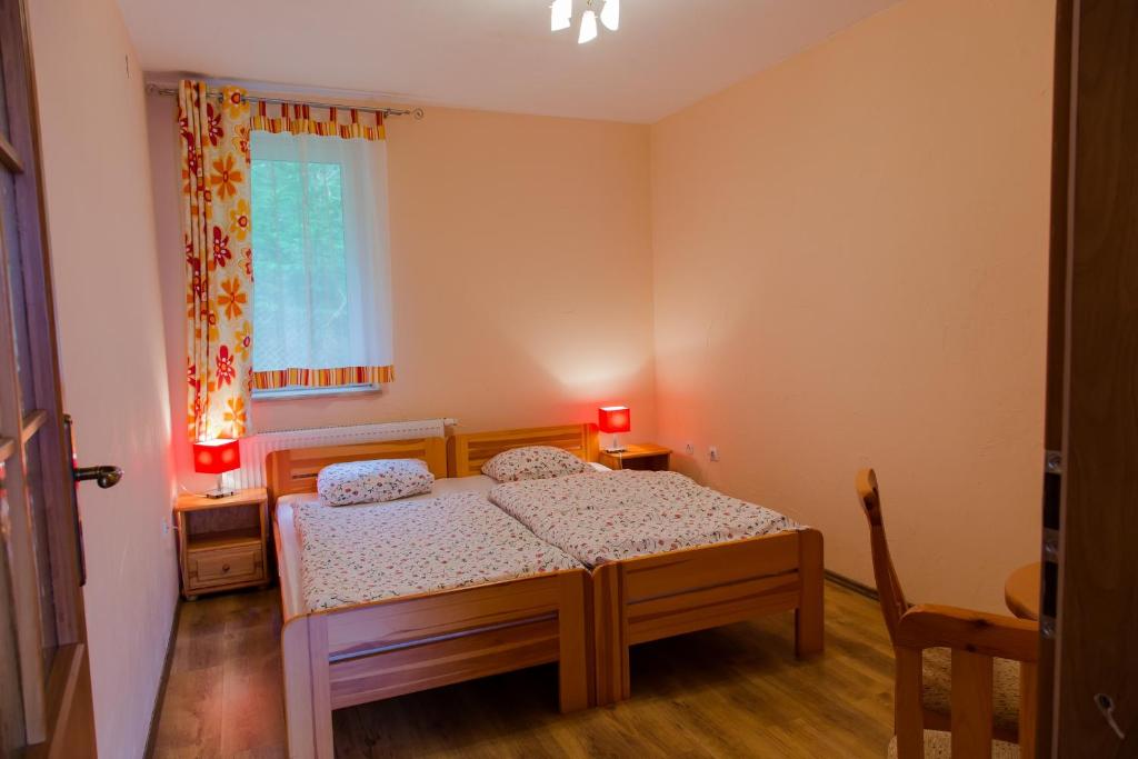 Posteľ alebo postele v izbe v ubytovaní Apartamenty Miranda