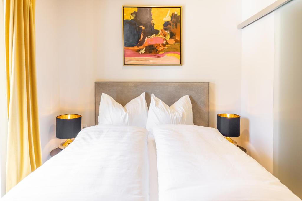Postel nebo postele na pokoji v ubytování Boutiquehotel Caravella Velden by S4Y
