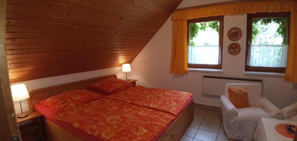 Posteľ alebo postele v izbe v ubytovaní Foki Apartman
