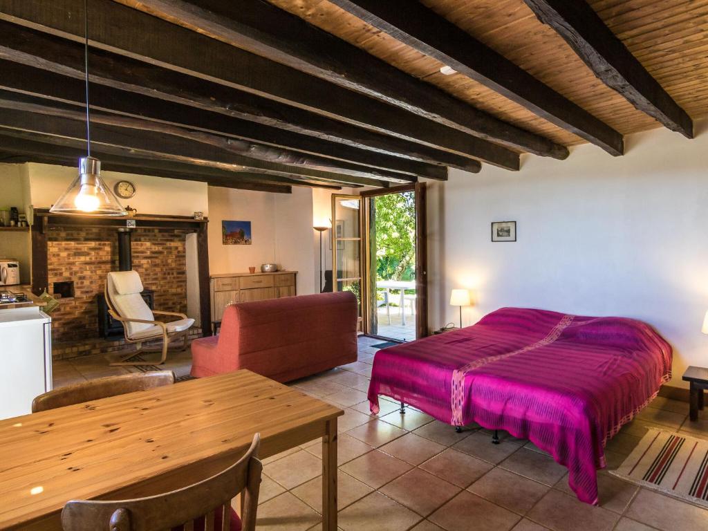 Savignac-LédrierにあるWelcoming cottage in Savignac L drier with gardenのベッドルーム1室(ベッド1台、テーブル付)