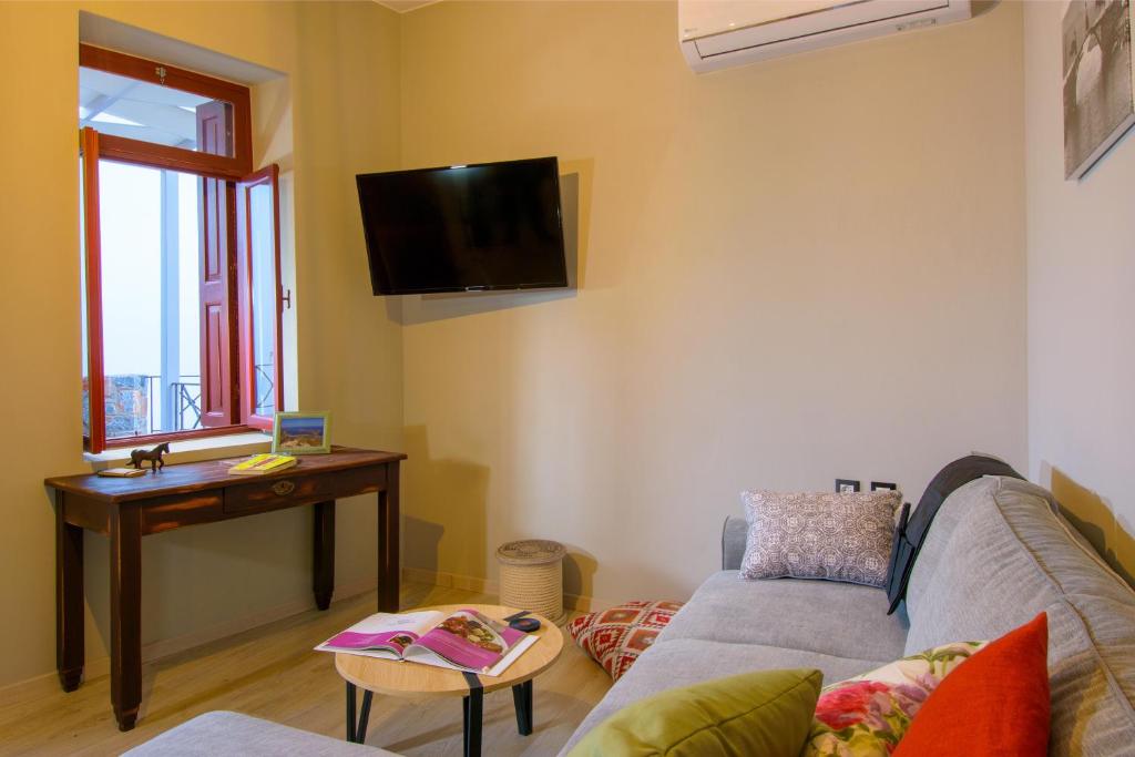 TV a/nebo společenská místnost v ubytování Pavlakis Lemon-Tree House