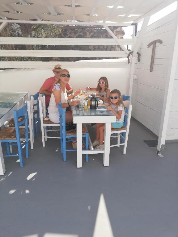 Επισκέπτες που μένουν στο Bonita Santorini Cave