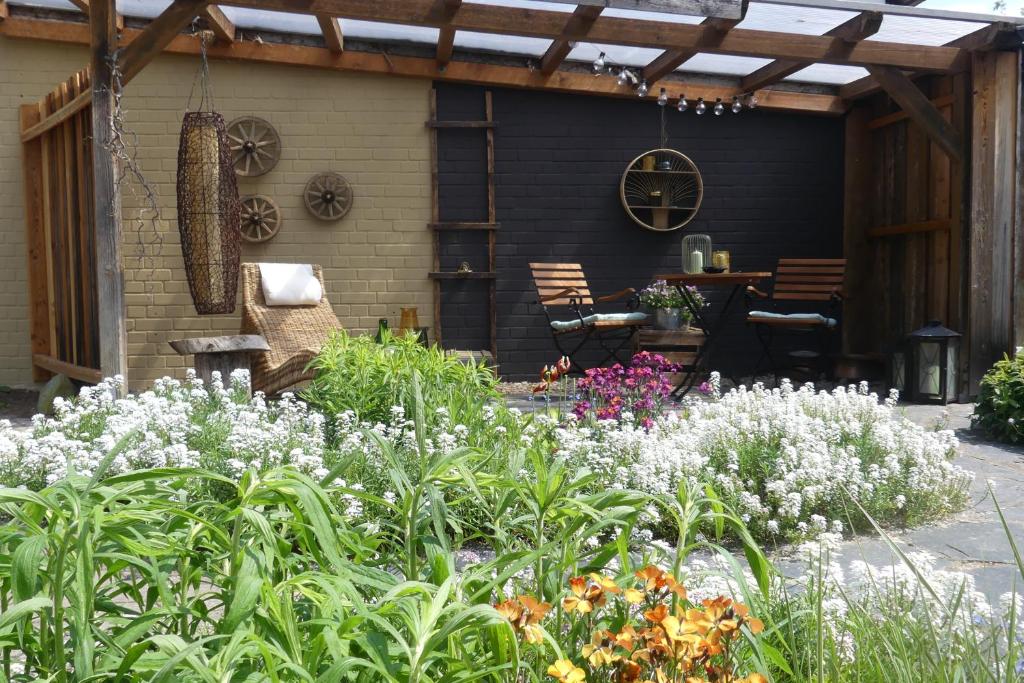 einen Garten mit Blumen vor einem Haus in der Unterkunft itzgrundperlchen in Untermerzbach