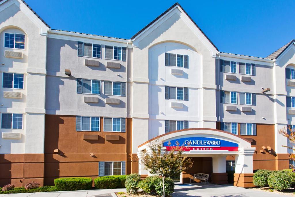 una rappresentazione della parte anteriore di un hotel di Candlewood Suites Medford, an IHG Hotel a Medford