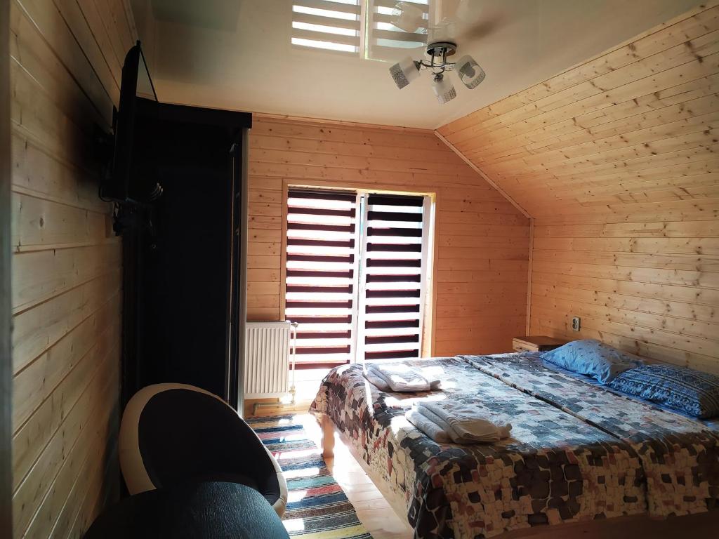 Postel nebo postele na pokoji v ubytování Lisnyi