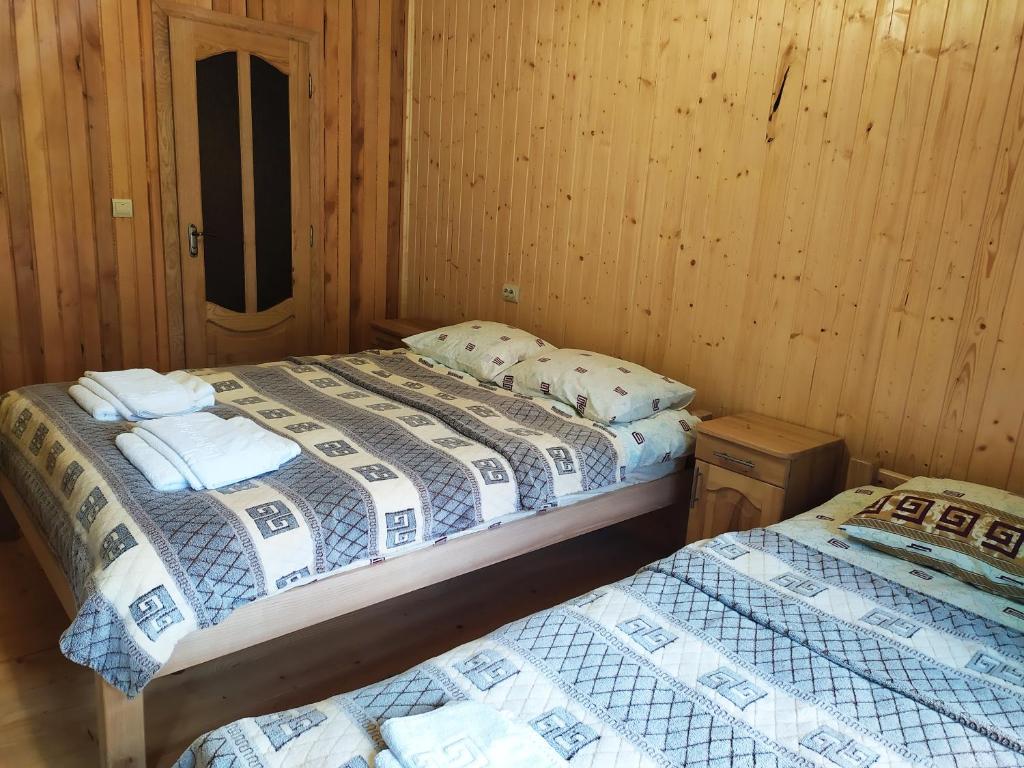 Postel nebo postele na pokoji v ubytování Lisnyi
