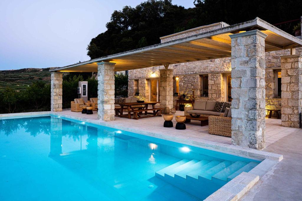 Basen w obiekcie Villa Mantilari Wine Estate 7 Apartments 2 Private Pools 1 Heated Tennis Court Fitness Center lub w pobliżu