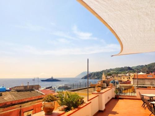 Vom Balkon eines Gebäudes genießen Sie Meerblick. in der Unterkunft EnzoilNegro home in Lipari