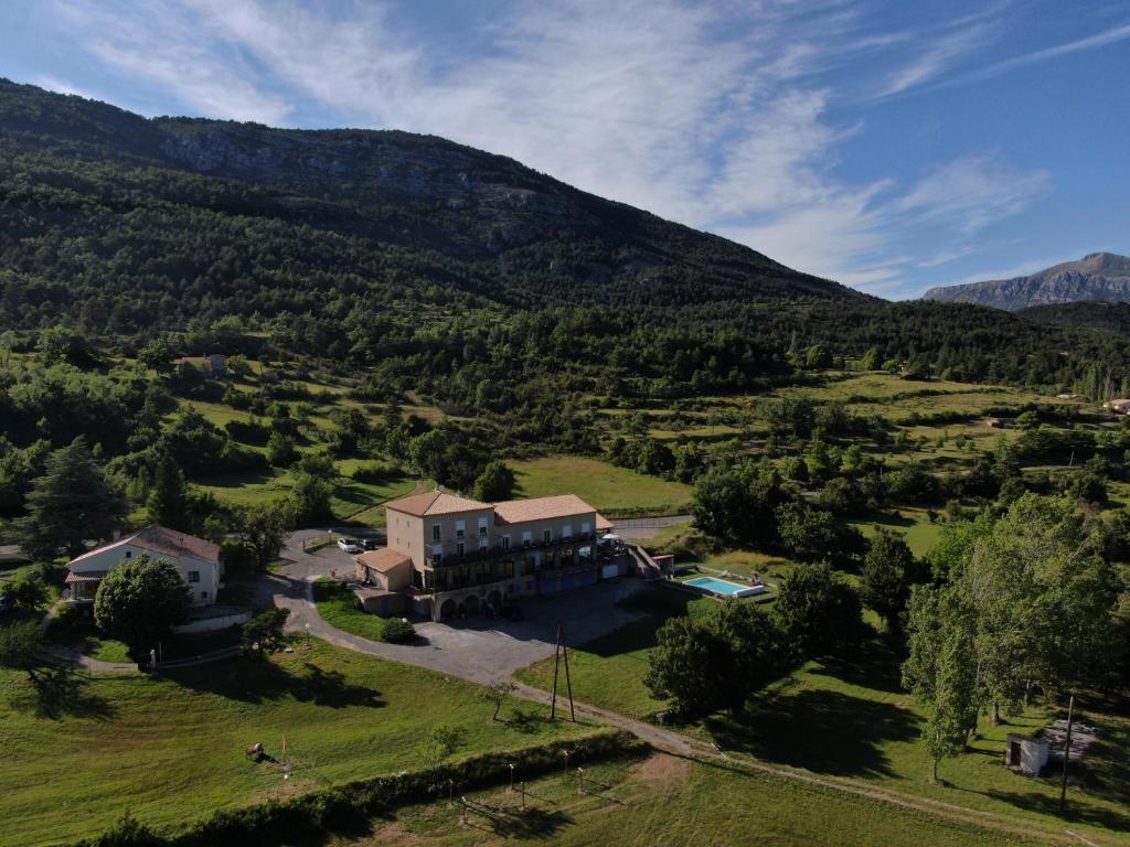 una vista aérea de una casa en las montañas en Hôtel le Panoramic - Votre Hôtel au cœur des Gorges du Verdon, en La Palud-sur-Verdon