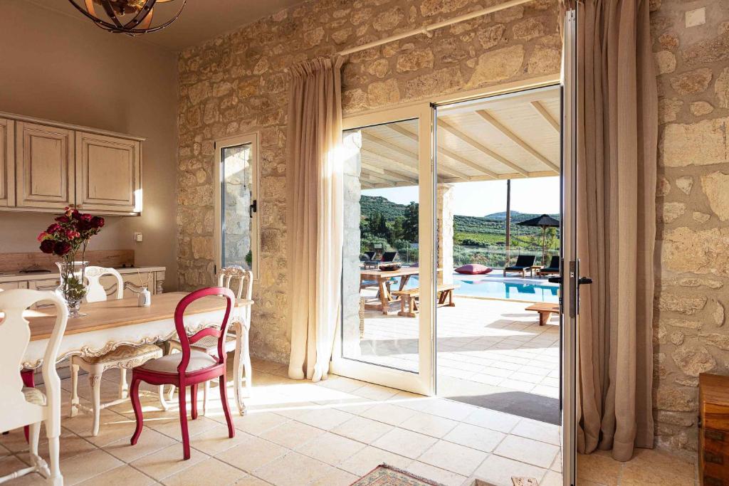 Basen w obiekcie Villa Mantilari Wine Estate 7 Apartments 2 Private Pools 1 Heated Tennis Court Fitness Center lub w pobliżu