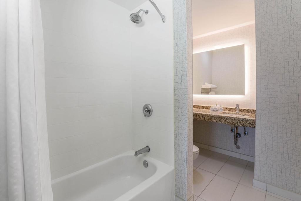 Holiday Inn Express Hotel & Suites Fort Worth Downtown, an IHG Hotel - 