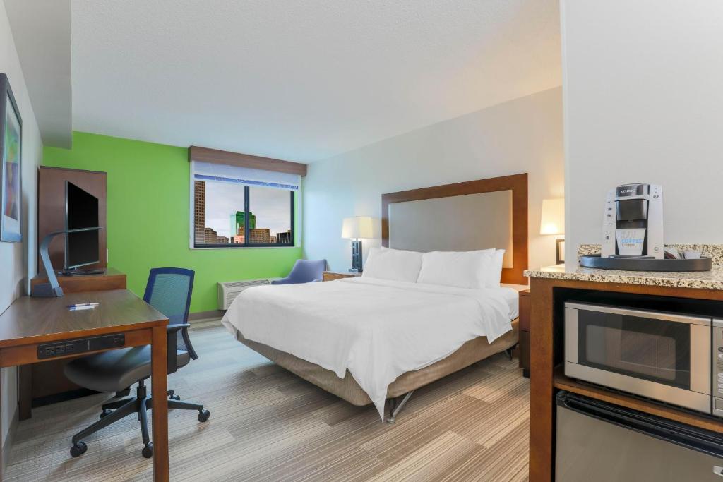 Holiday Inn Express Hotel & Suites Fort Worth Downtown, an IHG Hotel - 