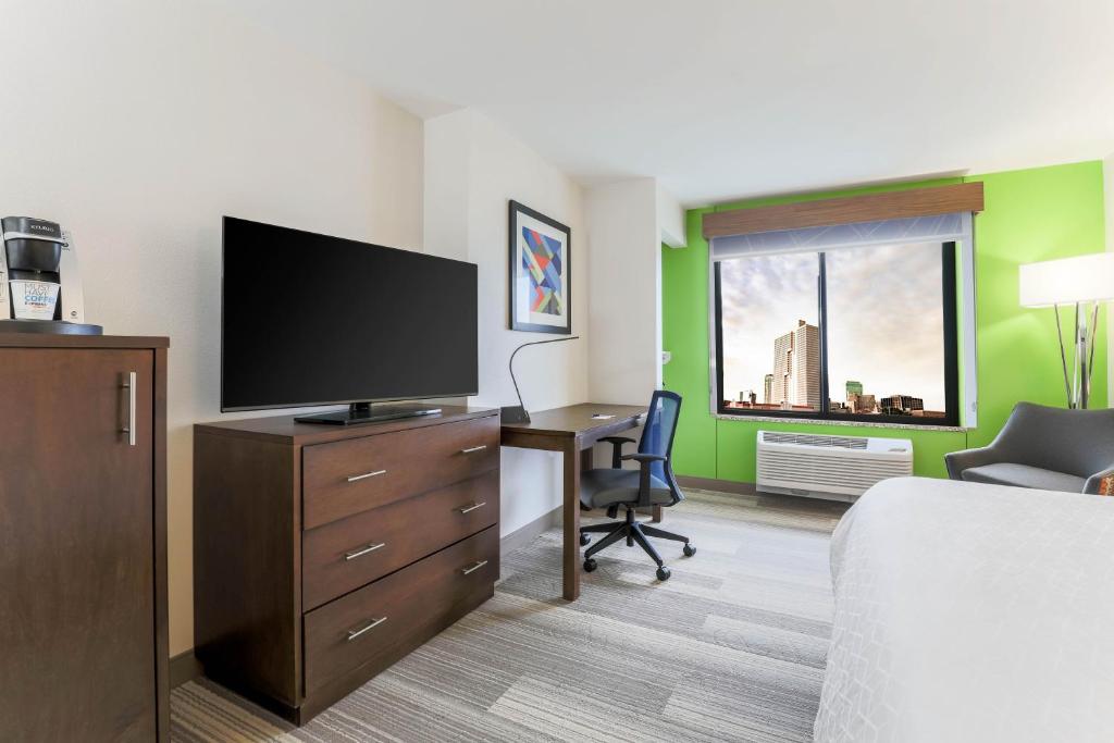 Holiday Inn Express Hotel & Suites Fort Worth Downtown, an IHG Hotel - 