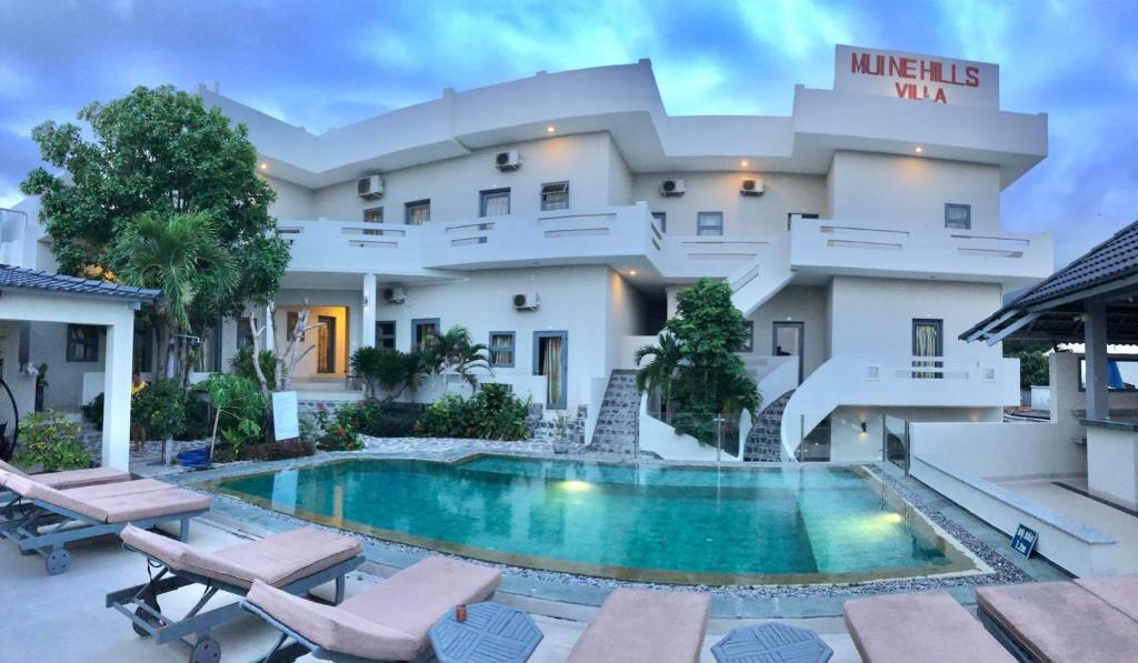 Mui Ne Hills Villa Hotel في موي ني: اطلالة على منزل مع مسبح
