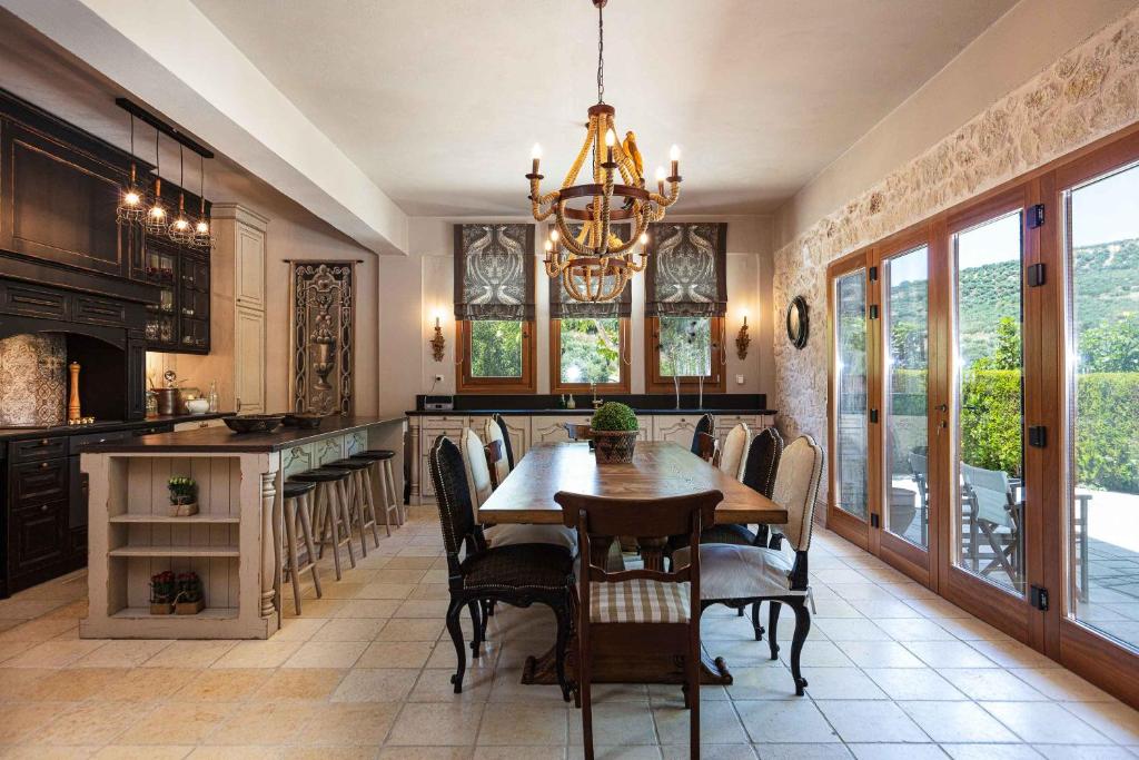Kuchnia lub aneks kuchenny w obiekcie Villa Mantilari Wine Estate 7 Apartments 2 Private Pools 1 Heated Tennis Court Fitness Center