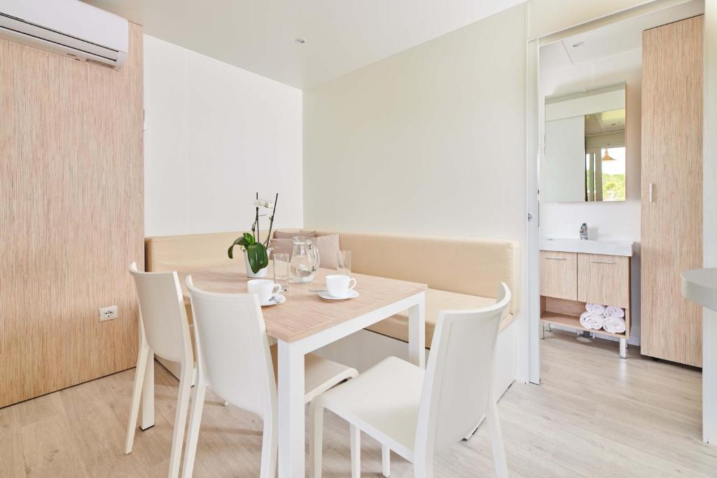 Kuchyň nebo kuchyňský kout v ubytování Camping Stella Maris Mobile Homes