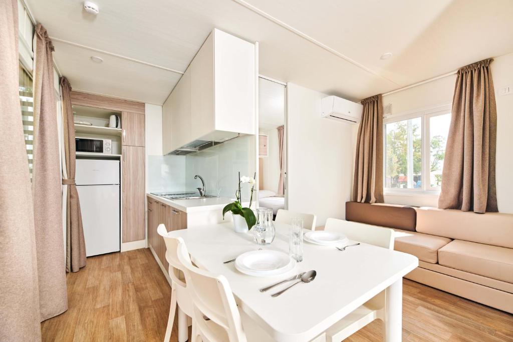 Kuchyň nebo kuchyňský kout v ubytování Camping Stella Maris Mobile Homes