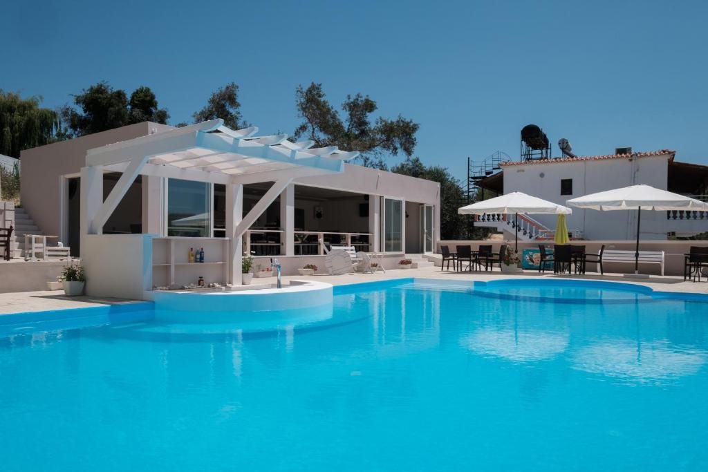 willa z basenem w ośrodku w obiekcie Kouros Apartments & Studios By Hotelius w mieście Agios Stefanos